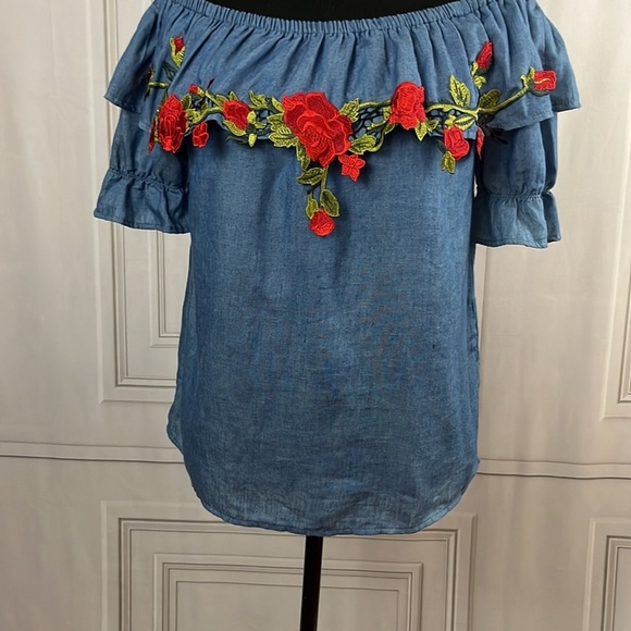 Embroidered ruffle top 🖤 - Picture 6 of 13